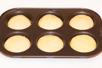 Дрожжевые булочки в форме для кексов на расстойке