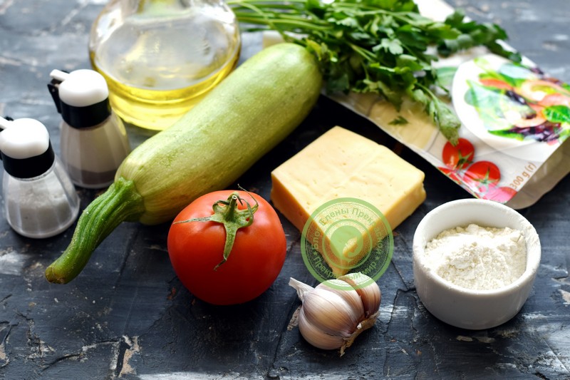 жареные кабачки с чесноком, сыром и помидорами