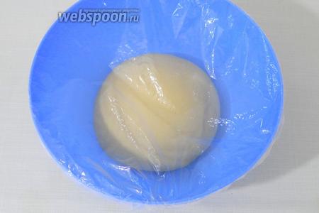 Из теста формируем шар, опускаем его в глубокую миску, накрываем пищевой плёнкой и оставляем в тепле на 1,5-2 часа.
