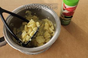 Размять сваренный картофель в пюре, добавив соль и специи по вкусу.
