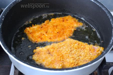 Обжарить в хорошо разогретом растительном масле в глубокой сковороде по 3-4 минуты с каждой стороны, до приобретения красивого золотистого цвета.