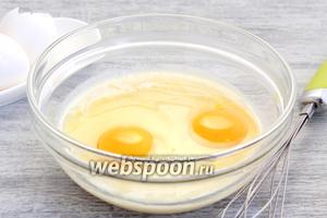 Взбить сгущёнку с яйцами и ванильным сахаром до однородности.