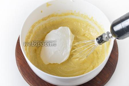 Белки взбить с 1 щепоткой соли до образования стойкой пены. Частями добавлять остальной сахар (55 грамм), постоянно взбивая, пока он не растворится. Вручную, частями, вмешать белковую пену в желтковую смесь, следя, чтобы не осталось комочков муки или белков.