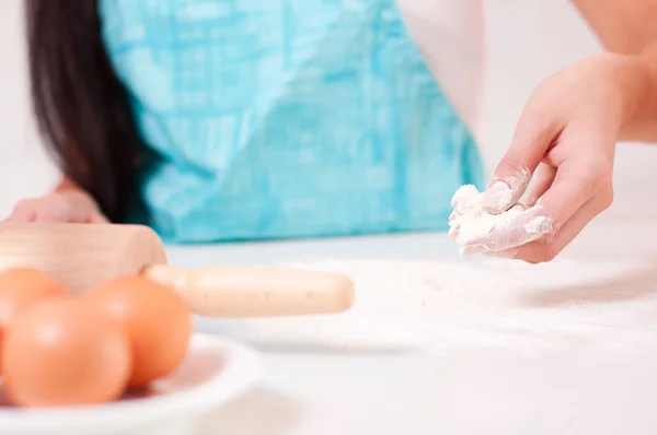 Женщина руки смешивания тесто на столе Лицензионные Стоковые Изображения