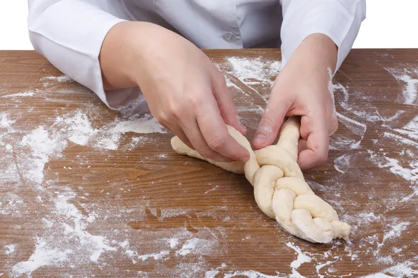 Бейкер руки ткать хлеб тесто. Плетение для Халы Стоковое Фото