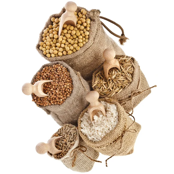 Кукурузная мука ядра семян и зерна в мешках с деревянным шариком, изолированные на белом фоне Стоковое Изображение