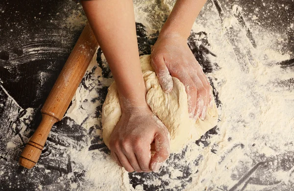 Сделать тесто руками женщин на фоне деревянный стол Стоковое Фото