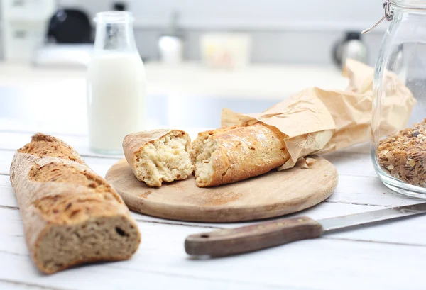 Завтрак, хлеб и молоко Лицензионные Стоковые Фото