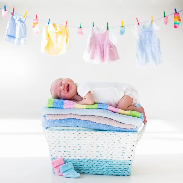 Новорожденного в корзину с полотенца Стоковая Картинка