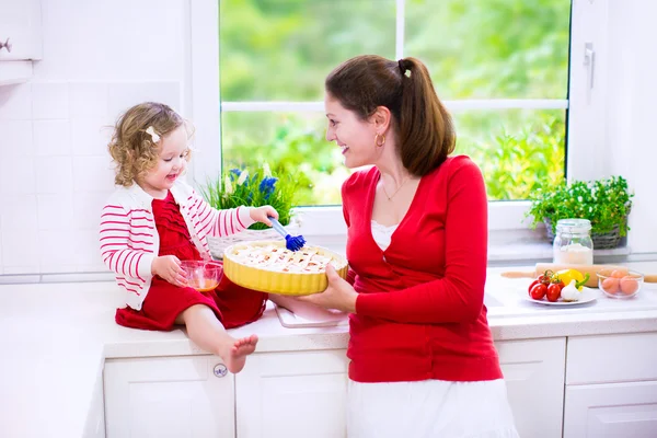 Мать и дочь, пекущая пирог Стоковое Фото