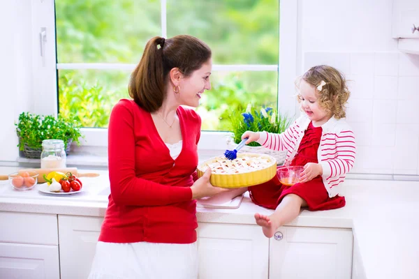 Мать и дочь, пекущая пирог Лицензионные Стоковые Фото