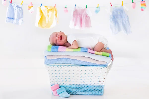 Новорожденного в корзину с полотенца Стоковая Картинка