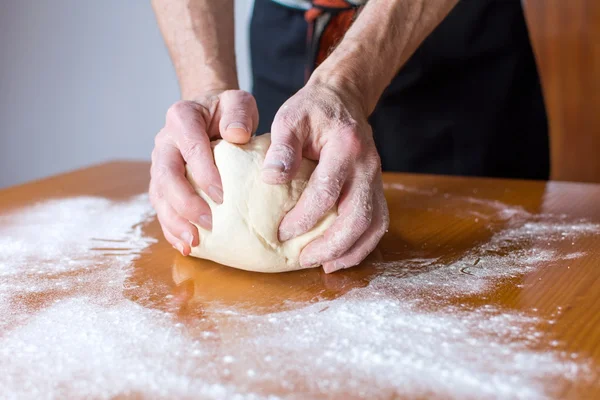 Пекарь делает хлеб на столе Стоковое Изображение