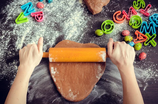 Woman's hands sheeting dough with rolling pin Лицензионные Стоковые Изображения