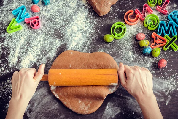 Woman's hands sheeting dough with rolling pin Стоковое Фото