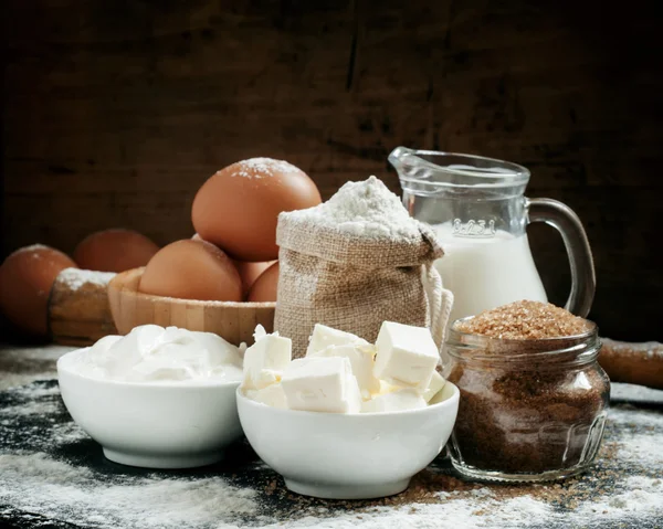 Baking ingredients: milk, butter, flour, sugar, eggs and rolling pin Стоковое Изображение