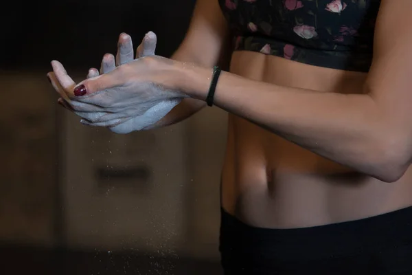 Руки Женщина Мукой Делают Crossfit Тренажерном Зале Стоковое Фото