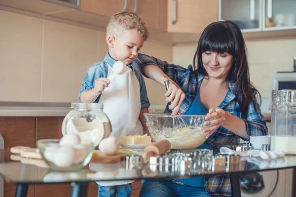 Сын Проведение Измерения Кубок Мать Взбивая Тесто Лицензионные Стоковые Изображения